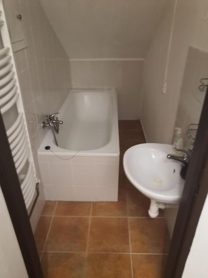 פראג Economy Flat 18 Minutes From Vaclavske Namesti מראה חיצוני תמונה