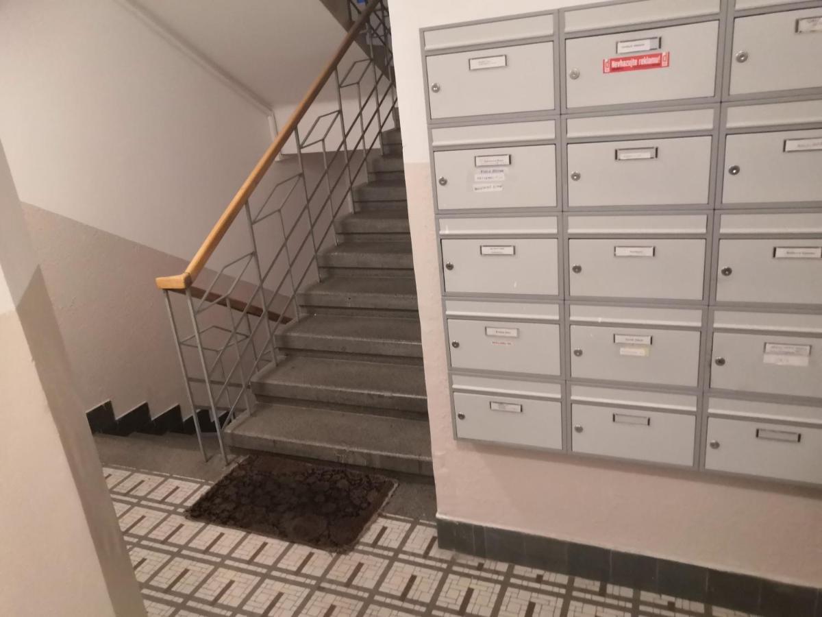 פראג Economy Flat 18 Minutes From Vaclavske Namesti מראה חיצוני תמונה